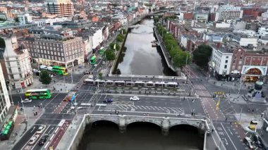 DUBLIN, IRELAND - 15 HAZİRAN 2025 Liffey nehri başkentten akıyor.