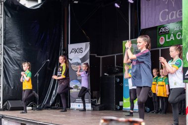 DUNGLOE, COUNTY DONEGAL, IRELAND - 31 Temmuz 2025: İrlanda dansı Dungloe Uluslararası Sanat Festivali 'ndeki Mary' nin en önemli anlarından biri.