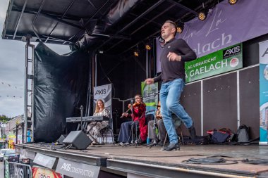 DUNGLOE, COUNTY DONEGAL, IRELAND - 31 Temmuz 2025: Theresa Kavanagh, Kathleen Boyle ve Noel Boyle Dungloe Uluslararası Sanat Festivali 'nden Mary' de sahne alıyorlar..