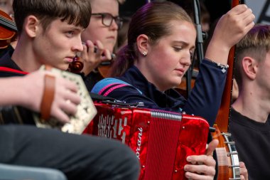DUNGLOE, COUNTY DONEGAL, IRELAND - 31 Temmuz 2025: Draiocht na hOige gençlik orkestrası Dungloe Uluslararası Sanat Festivali 'nden Mary' de sahne alıyor.