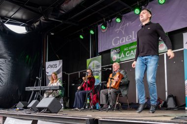 DUNGLOE, COUNTY DONEGAL, IRELAND - 31 Temmuz 2025: Theresa Kavanagh, Kathleen Boyle ve Noel Boyle Dungloe Uluslararası Sanat Festivali 'nden Mary' de sahne alıyorlar..