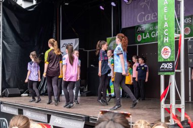 DUNGLOE, COUNTY DONEGAL, IRELAND - 31 Temmuz 2025: İrlanda dansı Dungloe Uluslararası Sanat Festivali 'ndeki Mary' nin en önemli anlarından biri.