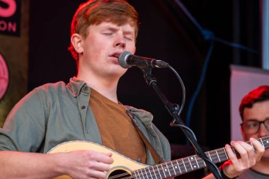 DUNGLOE, COUNTY DONEGAL, IRELAND - 31 Temmuz 2025: Na Railway Boys Ulster 'lı popüler İrlandalı folk grubu..