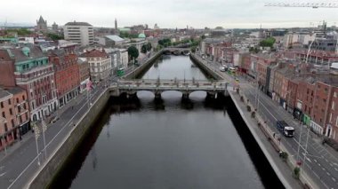 DUBLIN, IRELAND - 17 HAZİRAN 2025 Liffey nehri başkentten akıyor.