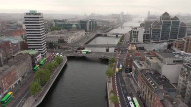 DUBLIN, IRELAND - 15 HAZİRAN 2025 Liffey nehri başkentten akıyor.
