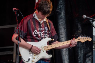 DUNGLOE, COUNTY DONEGAL, IRELAND - 31 Temmuz 2025: Donegal 'den ayrılanlar, Dungloe Uluslararası Sanat Festivali' nden Mary 'de sahne alıyorlar.