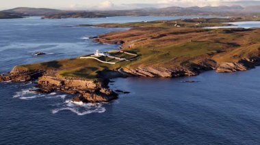 Gün batımında St. Johns Point 'in havadan görünüşü, County Donegal, İrlanda.