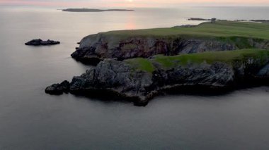 Napolyon Sinyal Kulesi 'ndeki Malin Beg kıyılarının havadan görüntüsü - Donegal İlçesi, İrlanda.