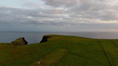 Napolyon Sinyal Kulesi 'ndeki Malin Beg kıyılarının havadan görüntüsü - Donegal İlçesi, İrlanda.
