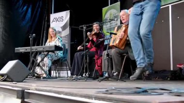 DUNGLOE, COUNTY DONEGAL, IRELAND - 31 Temmuz 2025: Theresa Kavanagh, Kathleen Boyle ve Noel Boyle Dungloe Uluslararası Sanat Festivali 'nden Mary' de sahne alıyorlar..