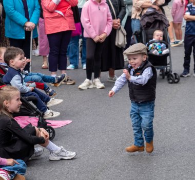 DUNGLOE, COUNTY DONEGAL, IRELAND - 31 Temmuz 2025: Yerel halk ve ziyaretçiler Dungloe Uluslararası Sanat Festivali 'nden Mary' nin keyfini çıkarıyorlar.