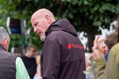 DUNGLOE, COUNTY DONEGAL, IRELAND - 31 Temmuz 2025: Yerel halk ve ziyaretçiler Dungloe Uluslararası Sanat Festivali 'nden Mary' nin keyfini çıkarıyorlar.