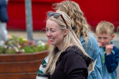 DUNGLOE, COUNTY DONEGAL, IRELAND - 31 Temmuz 2025: Yerel halk ve ziyaretçiler Dungloe Uluslararası Sanat Festivali 'nden Mary' nin keyfini çıkarıyorlar.