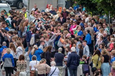 DUNGLOE, COUNTY DONEGAL, IRELAND - 31 Temmuz 2025: Yerel halk ve ziyaretçiler Dungloe Uluslararası Sanat Festivali 'nden Mary' nin keyfini çıkarıyorlar.