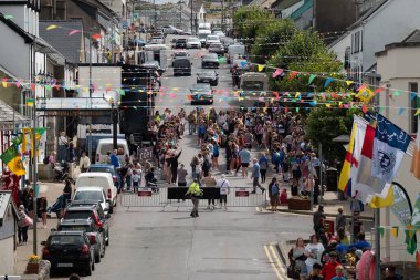 DUNGLOE, COUNTY DONEGAL, IRELAND - 31 Temmuz 2025: Yerel halk ve ziyaretçiler Dungloe Uluslararası Sanat Festivali 'nden Mary' nin keyfini çıkarıyorlar.