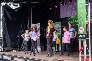 DUNGLOE, COUNTY DONEGAL, IRELAND - 31 Temmuz 2025: İrlanda dansı Dungloe Uluslararası Sanat Festivali 'ndeki Mary' nin en önemli anlarından biri.