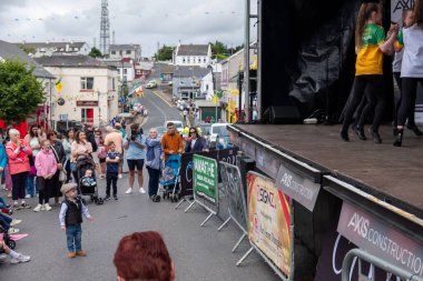 DUNGLOE, COUNTY DONEGAL, IRELAND - 31 Temmuz 2025: Yerel halk ve ziyaretçiler Dungloe Uluslararası Sanat Festivali 'nden Mary' nin keyfini çıkarıyorlar.