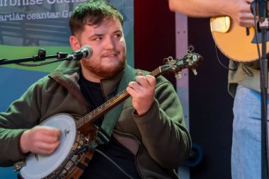 DUNGLOE, COUNTY DONEGAL, IRELAND - 31 Temmuz 2025: Na Railway Boys Ulster 'lı popüler İrlandalı folk grubu..