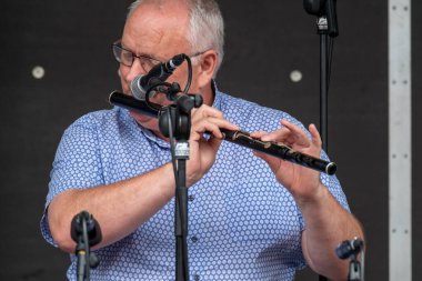 DUNGLOE, COUNTY DONEGAL, IRELAND - 31 Temmuz 2025: Brian Danny Minnie O Domhnaill, Dungloe Uluslararası Sanat Festivali 'nden Mary' de Neillidh Boyle ödülünü kazandı.