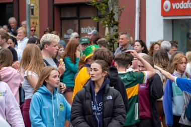 DUNGLOE, COUNTY DONEGAL, IRELAND - 31 Temmuz 2025: Yerliler ve ziyaretçiler Dungloe Uluslararası Sanat Festivali 'nden Mary' nin keyfini çıkarıyorlar.