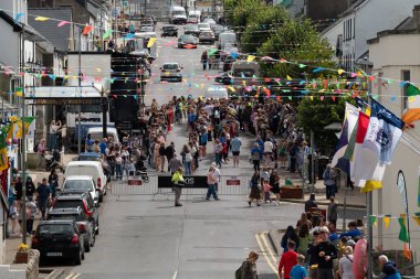 DUNGLOE, COUNTY DONEGAL, IRELAND - 31 Temmuz 2025: Yerel halk ve ziyaretçiler Dungloe Uluslararası Sanat Festivali 'nden Mary' nin keyfini çıkarıyorlar.
