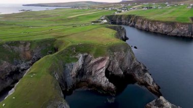Napolyon Sinyal Kulesi 'ndeki Malin Beg kıyılarının havadan görüntüsü - Donegal İlçesi, İrlanda.