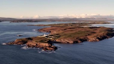 Gün batımında St. Johns Point 'in havadan görünüşü, County Donegal, İrlanda.