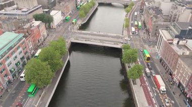DUBLIN, IRELAND - 15 HAZİRAN 2025 Liffey nehri başkentten akıyor.