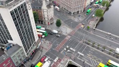 DUBLIN, IRELAND - 16 HAZİRAN 2025 Liffey nehri başkentten akıyor.