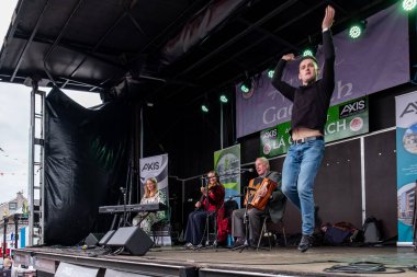 DUNGLOE, COUNTY DONEGAL, IRELAND - 31 Temmuz 2025: Theresa Kavanagh, Kathleen Boyle ve Noel Boyle Dungloe Uluslararası Sanat Festivali 'nden Mary' de sahne alıyorlar..