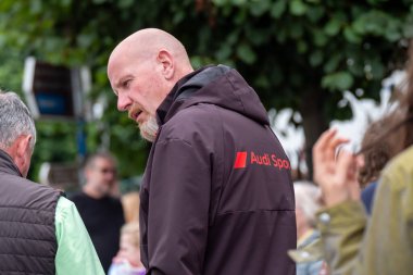 DUNGLOE, COUNTY DONEGAL, IRELAND - 31 Temmuz 2025: Yerel halk ve ziyaretçiler Dungloe Uluslararası Sanat Festivali 'nden Mary' nin keyfini çıkarıyorlar.