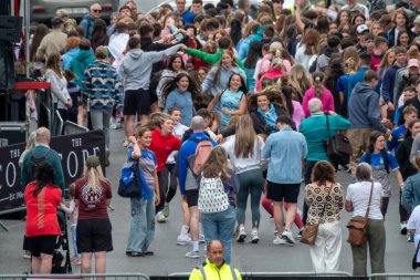 DUNGLOE, COUNTY DONEGAL, IRELAND - 31 Temmuz 2025: Yerel halk ve ziyaretçiler Dungloe Uluslararası Sanat Festivali 'nden Mary' nin keyfini çıkarıyorlar.