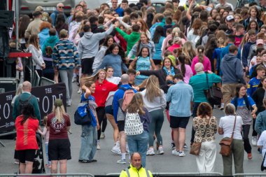 DUNGLOE, COUNTY DONEGAL, IRELAND - 31 Temmuz 2025: Yerel halk ve ziyaretçiler Dungloe Uluslararası Sanat Festivali 'nden Mary' nin keyfini çıkarıyorlar.