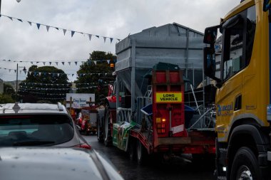 GLENTIES, COUNTY DONEGAL, IRELAND - 13 Eylül 2025: Donegal atığı ana caddedeki Hasat Fuarı 'nda geçit töreninin tadını çıkarıyor.