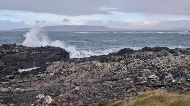 Carrickfad 'in kayaları. Portnoo' nun Narin Caddesi, Donegal İrlanda..