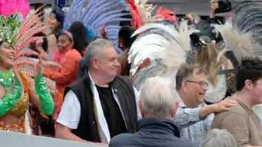 DUNGLOE, COUNTY DONEGAL, IRELAND - 26 Temmuz 2025: Samba Dance Brazil ana caddede sahne alıyor.
