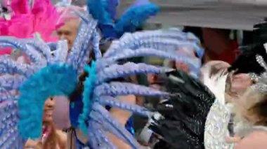 DUNGLOE, COUNTY DONEGAL, IRELAND - 26 Temmuz 2025: Samba Dance Brazil ana caddede sahne alıyor.