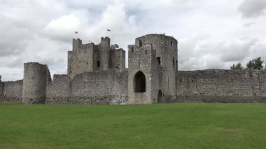 Trim kalesi İrlanda 'daki en büyük Anglo-Norman kalesidir..