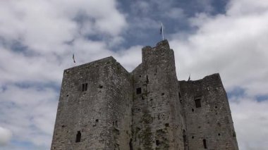 Trim kalesi İrlanda 'daki en büyük Anglo-Norman kalesidir..