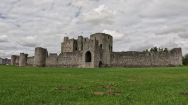 Trim kalesi İrlanda 'daki en büyük Anglo-Norman kalesidir..