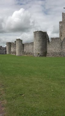 Trim kalesi İrlanda 'daki en büyük Anglo-Norman kalesidir..