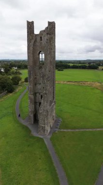 Saint Marys Manastırı, İrlanda 'nın en büyük Anglo-Norman kalesi olan Trim kalesinin yanında yer almaktadır..