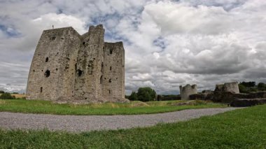 Trim kalesi İrlanda 'daki en büyük Anglo-Norman kalesidir..