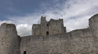 Trim kalesi İrlanda 'daki en büyük Anglo-Norman kalesidir. - Zaman ayarlı.