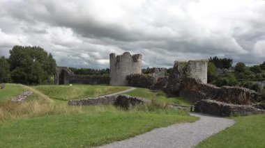 Trim kalesi İrlanda 'daki en büyük Anglo-Norman kalesidir. - Zaman ayarlı.