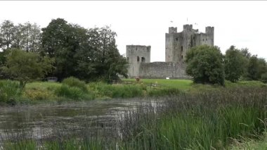 Trim kalesi İrlanda 'daki en büyük Anglo-Norman kalesidir. - Zaman ayarlı.