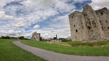 Trim kalesi İrlanda 'daki en büyük Anglo-Norman kalesidir..
