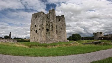 Trim kalesi İrlanda 'daki en büyük Anglo-Norman kalesidir..