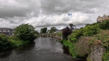 Boyne nehri İrlanda 'nın Trimm County Meath şehrinden akıyor.
