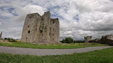 Trim kalesi İrlanda 'daki en büyük Anglo-Norman kalesidir..